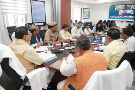 मुख्यमंत्री श्री पुष्कर सिंह धामी ने आईटी पार्क स्थित राज्य आपदा परिचालन केन्द्र से प्रदेश के विभिन्न क्षेत्रों में हो रही अतिवृष्टि की जानकारी ली।